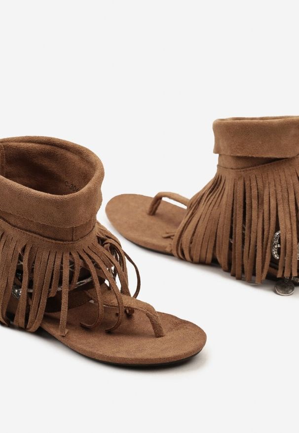 Born2be - Brązowe Sandały Japonki w Stylu Boho z Frędzlami i Klamerkami Effivetia. Okazja: na co dzień, na imprezę. Kolor: brązowy. Materiał: jeans. Wzór: aplikacja. Sezon: lato. Styl: boho