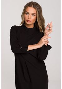 Stylove - Sukienka elegancka pudełkowa z dekoracyjnymi zaszewkami czarna. Okazja: do pracy, na spotkanie biznesowe. Kolor: czarny. Styl: elegancki #1