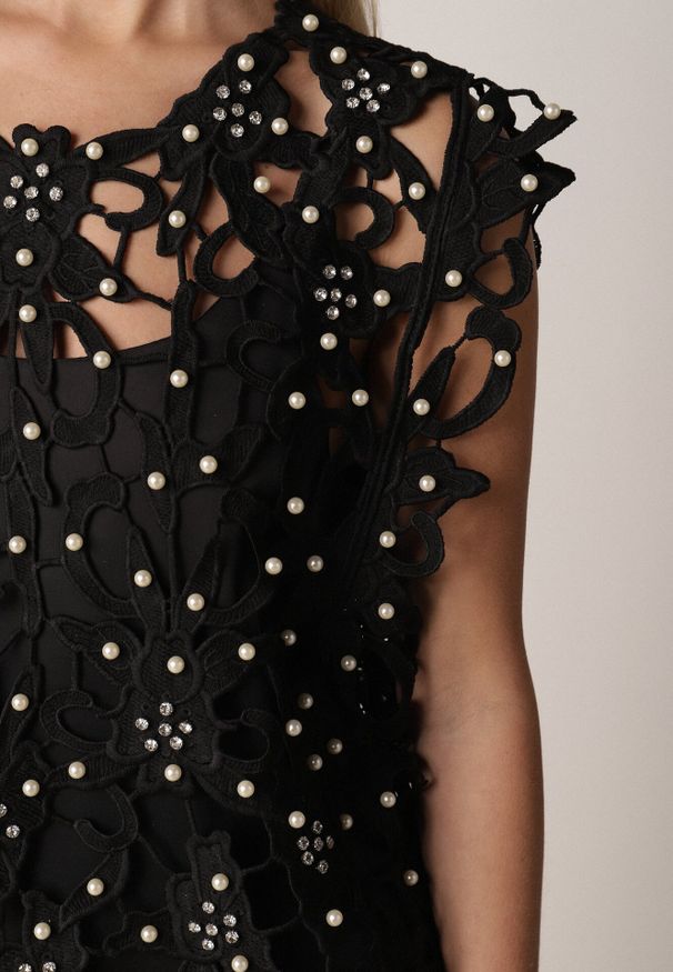 Born2be - Czarna Satynowa Sukienka na Ramiączka z Wiskozy i Bawełny z Narzutką Messishis. Okazja: na co dzień. Kolor: czarny. Materiał: satyna, bawełna, wiskoza. Długość rękawa: na ramiączkach. Wzór: aplikacja. Sezon: lato. Styl: casual