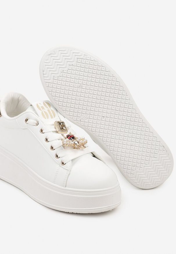 Renee - Białe Sneakersy na Płaskiej Podeszwie Ozdobione Cyrkoniami i Aplikacją 3D Vlisora. Okazja: na co dzień. Nosek buta: okrągły. Zapięcie: sznurówki. Kolor: biały. Materiał: jeans. Wzór: aplikacja. Obcas: na płaskiej podeszwie