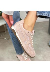 Różowe skórzane półbuty damskie Vinceza 86426. Okazja: na co dzień, na spacer. Nosek buta: okrągły. Zapięcie: sznurówki. Kolor: różowy. Materiał: nubuk, skóra. Szerokość cholewki: normalna. Sezon: wiosna, lato, jesień. Styl: elegancki, casual, klasyczny, sportowy #1