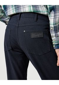 Wrangler - WRANGLER GREENSBORO MĘSKIE SPODNIE MATERIAŁOWE MATERIAŁ CHINO DARK NAVY 112358043. Materiał: materiał