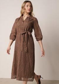 Born2be - Brązowa Koronkowa Sukienka Koszulowa o Rozkloszowanym Dole z Paskiem w Talii Nesssea. Okazja: do pracy, na co dzień. Kolor: brązowy. Materiał: koronka. Typ sukienki: koszulowe. Styl: elegancki, casual #8