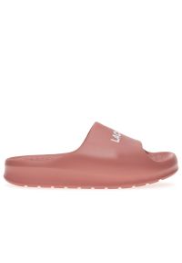 Klapki Lacoste Serve Slide 20 747CFA0020-F50 - różowe. Okazja: na plażę. Zapięcie: pasek. Kolor: różowy. Szerokość cholewki: normalna. Wzór: aplikacja. Sport: pływanie