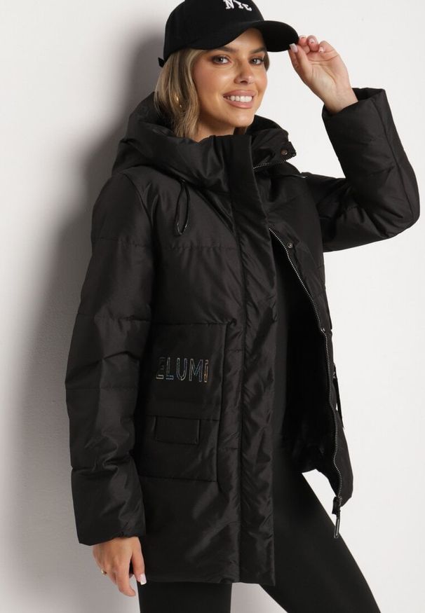 Born2be - Czarna Pikowana Kurtka z Kapturem Wysokim Kołnierzem i Kieszeniami Zeririna. Okazja: na co dzień, na spacer. Typ kołnierza: kaptur. Kolekcja: plus size. Kolor: czarny. Materiał: jeans. Styl: elegancki, casual