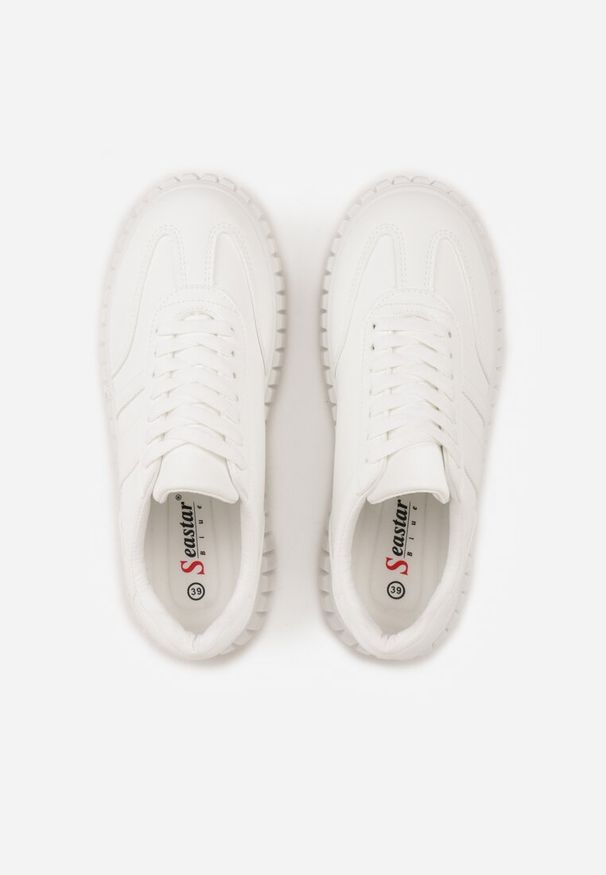 Renee - Białe Sneakersy na Tłoczonej Platformie Ozdobione Dwoma Paskami Hesaia. Okazja: na co dzień. Zapięcie: pasek. Kolor: biały. Materiał: jeans. Wzór: aplikacja. Obcas: na platformie