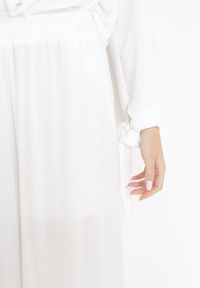 Born2be - Białe Szerokie Spodnie z Gumką w Pasie Agate. Kolor: biały. Materiał: wiskoza
