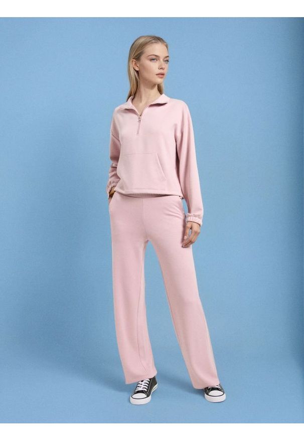 Sinsay - Spodnie dresowe z szerokimi nogawkami soft touch - różowy. Kolor: różowy. Materiał: dresówka
