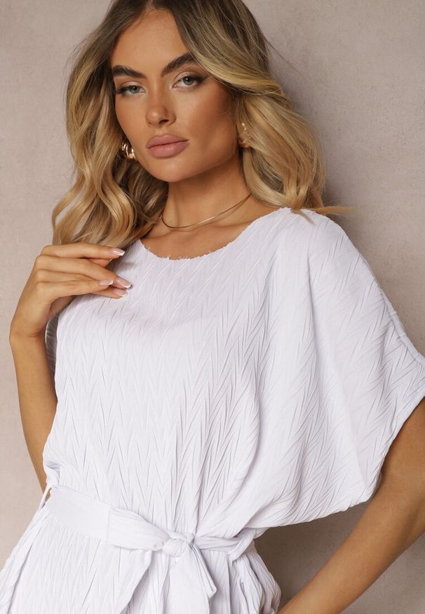 Renee - Biała Pudełkowa Sukienka Wiązana w Talii Junolia. Okazja: na co dzień. Kolor: biały. Styl: klasyczny, elegancki, casual