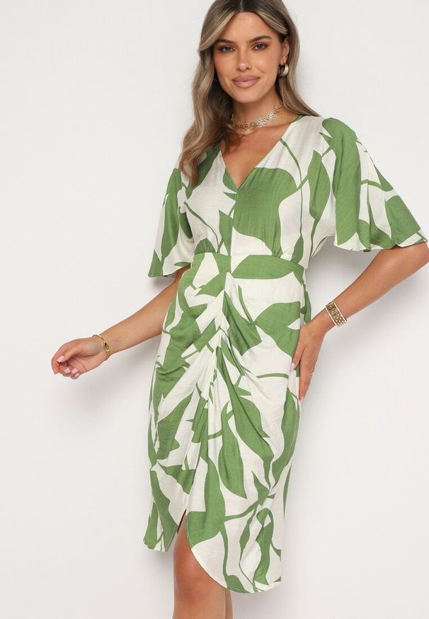 Born2be - Zielono-Biała Taliowana Sukienka z Marszczeniami i Paskiem w Talii Nellsaria. Okazja: na randkę, na co dzień. Kolor: zielony. Typ sukienki: proste. Styl: casual