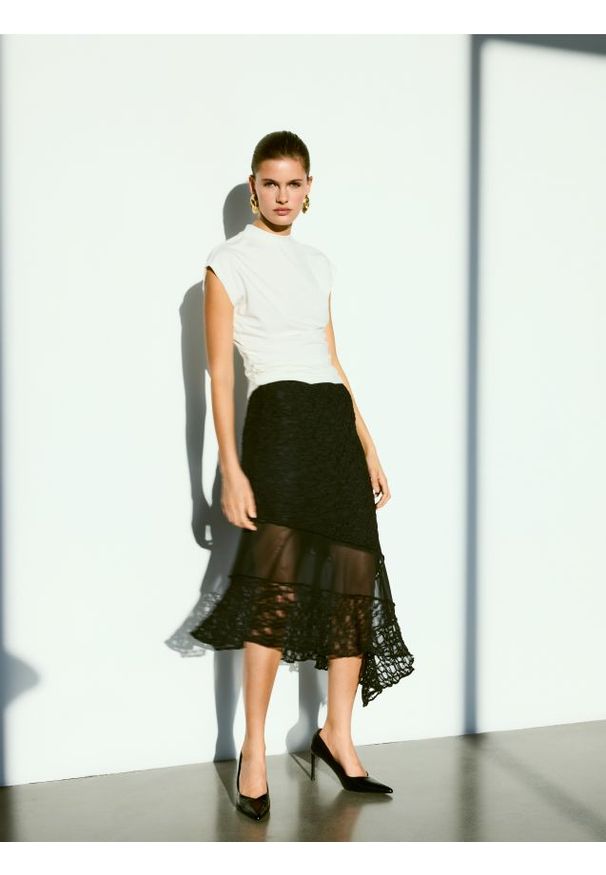 Reserved - Asymetryczna spódnica - czarny. Kolor: czarny. Materiał: dzianina, koronka