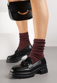 Born2be - Czarne Mokasyny na Grubej Podeszwie z Tłoczeniem i Klamrą Ilrezza. Okazja: na co dzień. Zapięcie: klamry. Kolor: czarny. Styl: klasyczny, casual, elegancki #3