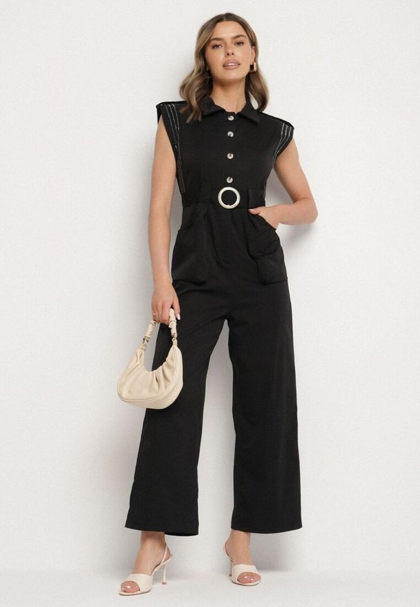 Born2be - Czarny Taliowany Kombinezon z Guzikami i Cyrkoniami Lumalise. Kolor: czarny. Styl: glamour, klasyczny