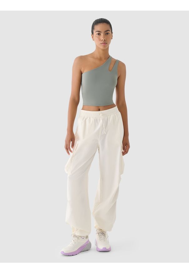 4f - 4F Spodnie oversize cargo damskie 4F x Anna Lewandowska - białe S. Okazja: na co dzień. Kolor: biały. Materiał: materiał, bawełna, tkanina. Styl: casual, sportowy