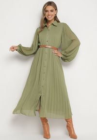 Born2be - Zielona Plisowana Sukienka o Koszulowym Kroju z Dodatkowym Paskiem Mialessa. Okazja: na co dzień. Kolor: zielony. Materiał: materiał. Typ sukienki: koszulowe. Styl: casual, elegancki, klasyczny #1