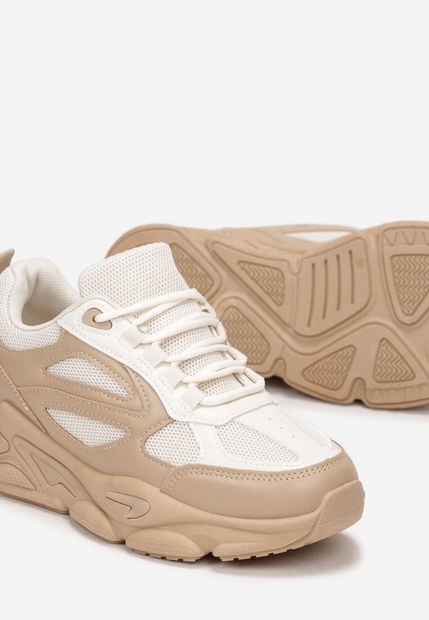 Born2be - Ciemnobeżowe Sneakersy z Bieżnikiem i Naszywkami Hene. Wysokość cholewki: za kostkę. Nosek buta: okrągły. Zapięcie: sznurówki. Kolor: beżowy. Szerokość cholewki: normalna. Wzór: aplikacja. Sezon: lato, jesień