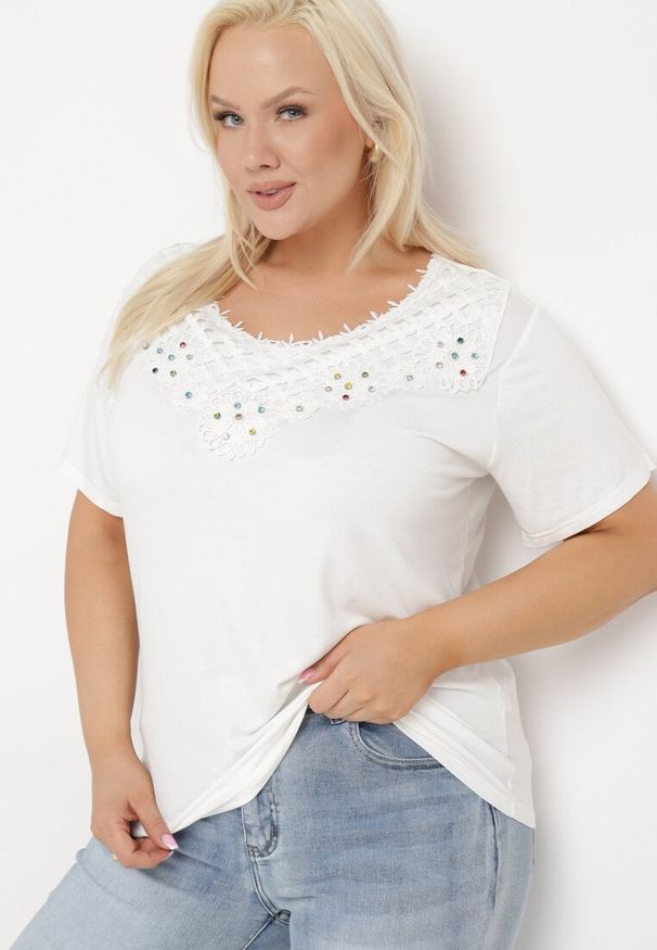 Born2be - Biała Bluzka z Krótkim Rękawem z Koronką Przy Dekolcie i Ozdobnymi Cyrkoniami Rissamara. Okazja: na co dzień. Kolekcja: plus size. Kolor: biały. Materiał: koronka. Długość rękawa: krótki rękaw. Długość: krótkie. Wzór: koronka. Styl: elegancki, casual