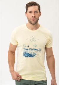 Volcano - T-shirt z grafiką surferską T-BOARD. Okazja: na plażę. Kolor: żółty. Materiał: włókno, skóra, bawełna, jeans. Długość rękawa: krótki rękaw. Długość: krótkie. Wzór: nadruk. Sezon: lato. Styl: klasyczny, wakacyjny, sportowy #1