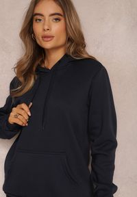 Renee - Granatowa Bluza z Kapturem Corbetes. Typ kołnierza: kaptur. Kolor: niebieski. Materiał: dresówka, polar, tkanina, prążkowany. Długość rękawa: długi rękaw. Długość: długie. Wzór: gładki, jednolity #4