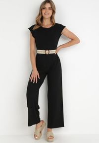 Born2be - Czarny Kombinezon z Paskiem Thalaera. Kolor: czarny. Materiał: dzianina, prążkowany. Długość rękawa: krótki rękaw. Długość: krótkie. Wzór: jednolity. Sezon: lato. Styl: boho #5