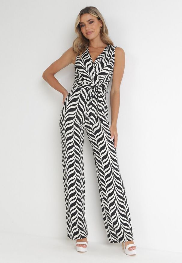 Born2be - Czarno-Biały Kombinezon Lasthotis. Kolor: czarny. Długość rękawa: bez rękawów. Długość: długie. Wzór: kolorowy, geometria. Sezon: lato