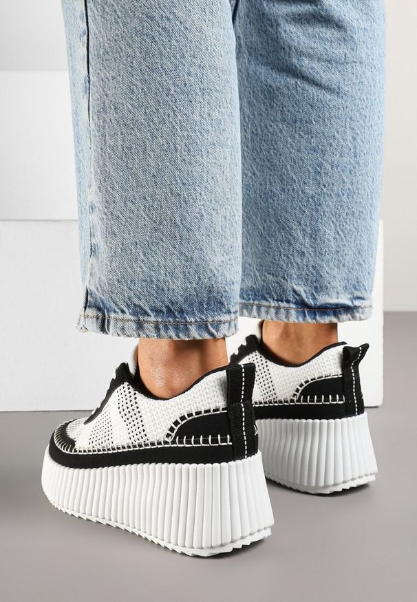Born2be - Czarno-Białe Sneakersy na Grubej Podeszwie z Tłoczeniami Zdobione Przeszyciami Falinia. Okazja: na co dzień. Kolor: czarny. Materiał: jeans. Wzór: aplikacja