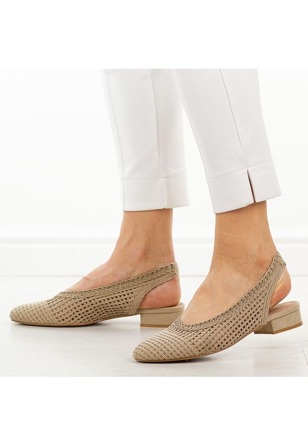 Beżowe przewiewne baleriny damskie T.Sokolski 147. Okazja: na co dzień, do pracy. Zapięcie: pasek. Kolor: beżowy. Materiał: tkanina. Sezon: wiosna, lato. Obcas: na obcasie. Styl: casual, elegancki. Wysokość obcasa: niski