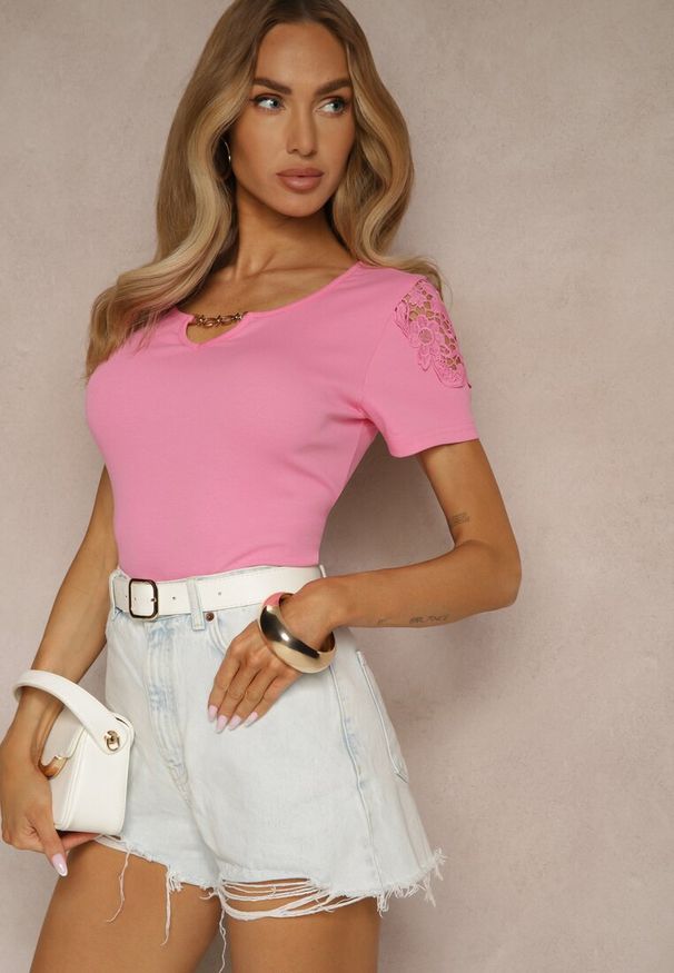 Renee - Fuksjowy T-shirt z Bawełny Ozdobiony Koronką i Łańcuszkiem Liravee. Okazja: na co dzień. Kolor: różowy. Materiał: bawełna, koronka. Długość rękawa: krótki rękaw. Długość: krótkie. Wzór: aplikacja, koronka. Styl: casual