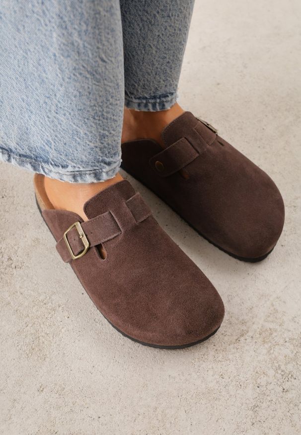 Born2be - Brązowe Zamszowe Klapki w Stylu Chodaków Ozdobione Klamrą Irinania. Okazja: na co dzień. Kolor: brązowy. Materiał: zamsz. Wzór: aplikacja. Styl: casual
