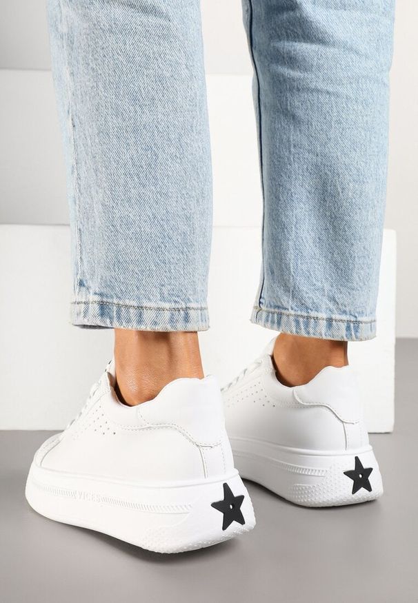 Renee - Białe Sneakersy Vices na Platformie Ozdobione Napisem i Perforacją Nonaritha. Okazja: na co dzień. Zapięcie: sznurówki. Kolor: biały. Materiał: jeans. Wzór: napisy, aplikacja. Obcas: na platformie