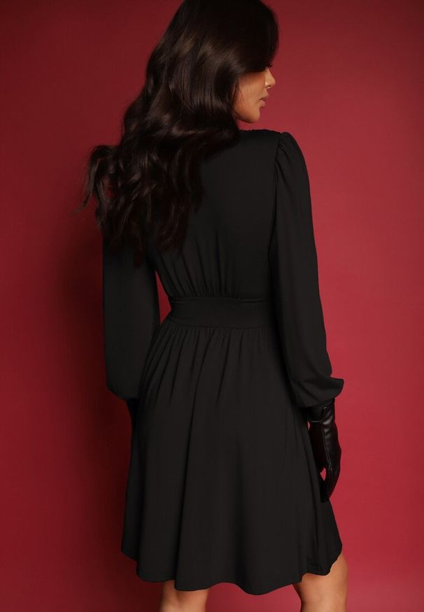 Renee - Czarna Sukienka z Wiskozą o Rozkloszowanym Kroju Selaitea. Okazja: na co dzień. Typ kołnierza: dekolt w serek. Kolor: czarny. Materiał: wiskoza. Styl: elegancki, casual