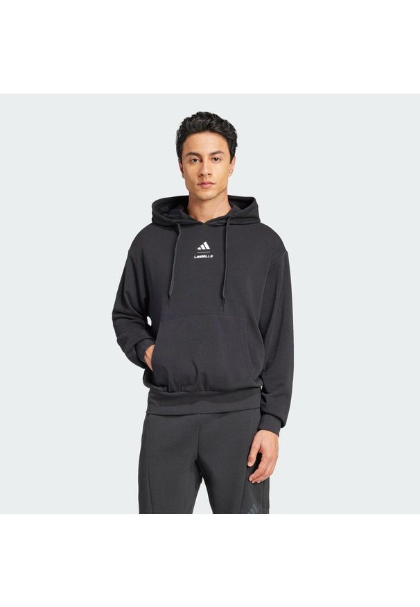 Adidas - Bluza z kapturem Les Mills Graphic. Typ kołnierza: kaptur. Kolor: czarny. Materiał: polar. Sport: fitness