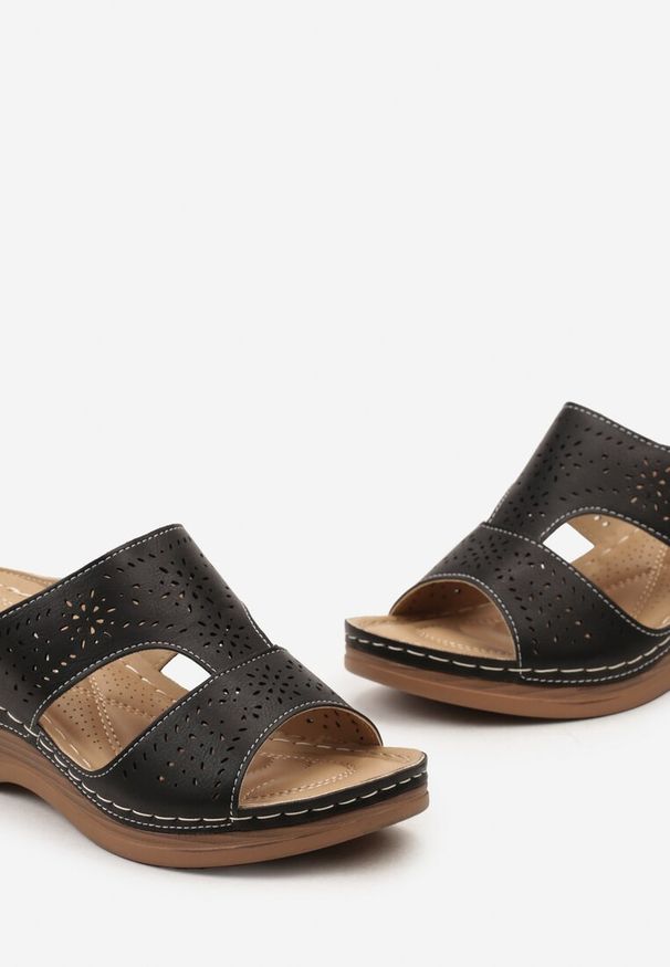 Born2be - Czarne Klapki Boho z Szerokimi Ażurowymi Paskami i Niewysokim Koturnem Indarfa. Kolor: czarny. Wzór: ażurowy. Sezon: lato. Obcas: na koturnie. Styl: boho