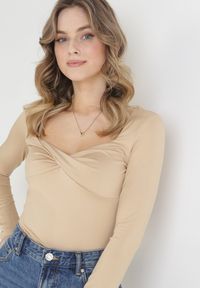 Born2be - Beżowa Bluzka Naesochis. Kolor: beżowy. Materiał: dzianina, wiskoza, skóra. Długość: długie. Wzór: jednolity #1