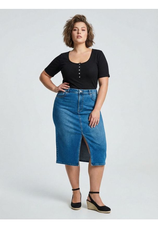 Sinsay - Jeansowa spódnica midi z rozcięciem Plus size - niebieski. Kolekcja: plus size. Kolor: niebieski. Materiał: jeans
