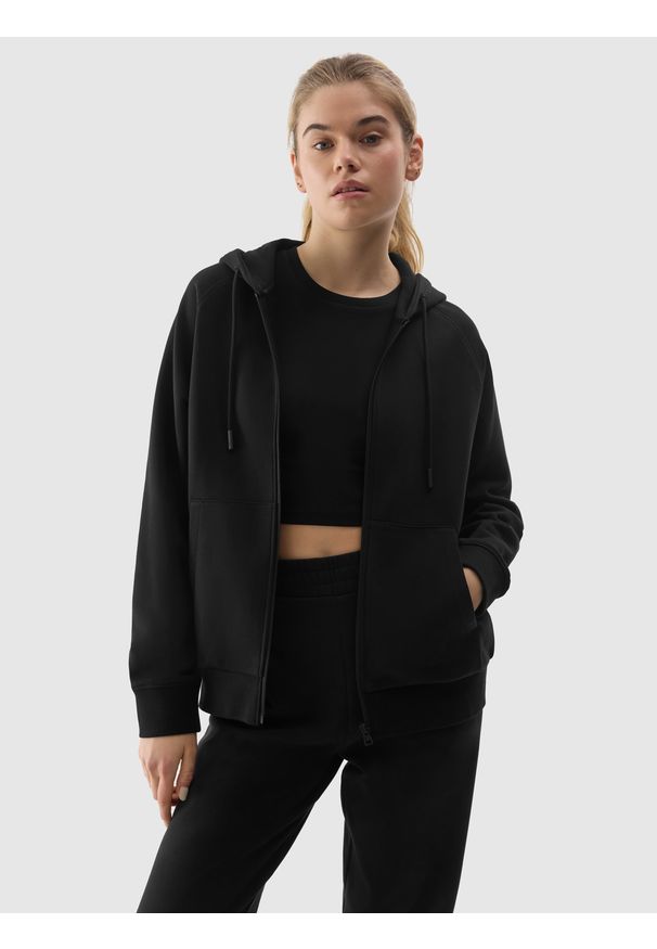 4f - 4F Bluza dresowa rozpinana z kapturem damska - czarna XL. Okazja: na co dzień. Typ kołnierza: kaptur. Kolor: czarny. Materiał: dresówka. Długość rękawa: raglanowy rękaw. Wzór: gładki, ze splotem. Styl: sportowy, casual