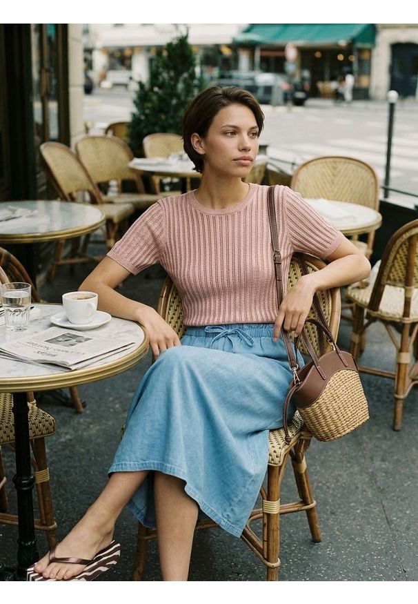 Sinsay - Swetrowa ażurowa bluzka z krótkim rękawem - złoty. Kolor: złoty. Długość rękawa: krótki rękaw. Długość: krótkie. Wzór: ażurowy