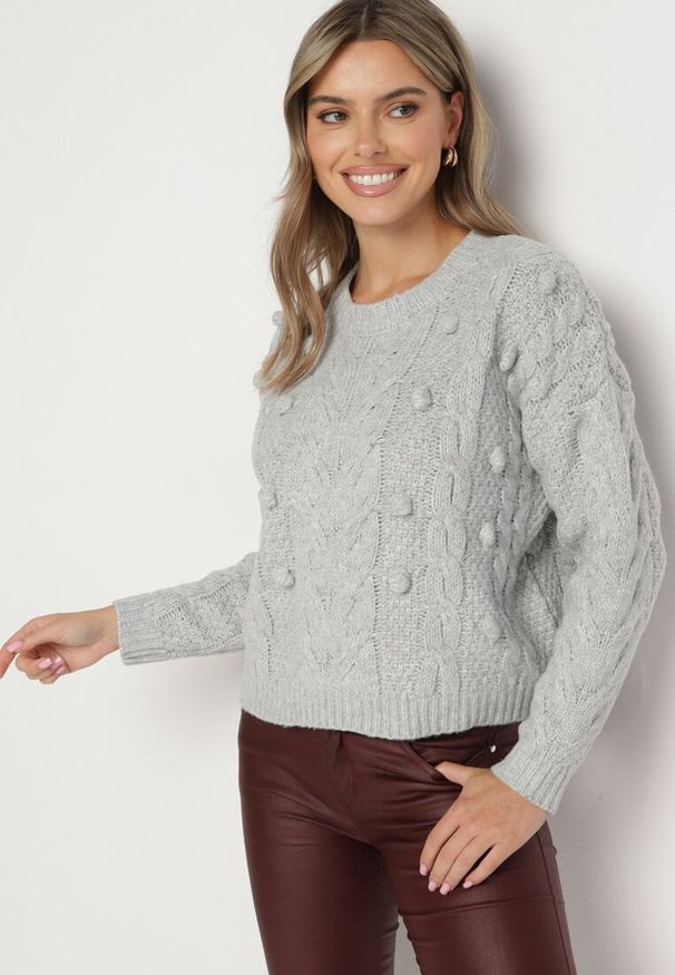 Born2be - Szary Sweter z Wiskozą i Wełną Aplikacją 3D i Tłoczeniem Vaishira. Okazja: na co dzień. Kolor: szary. Materiał: wiskoza, wełna. Wzór: aplikacja. Styl: casual, klasyczny