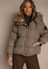 Renee - Ciemnobeżowa Oversizowa Kurtka Puffer z Kapturem i Naszywką przy Rękawie Azine. Okazja: na co dzień. Typ kołnierza: kaptur. Kolor: beżowy. Materiał: jeans, dzianina. Wzór: aplikacja. Styl: casual #4