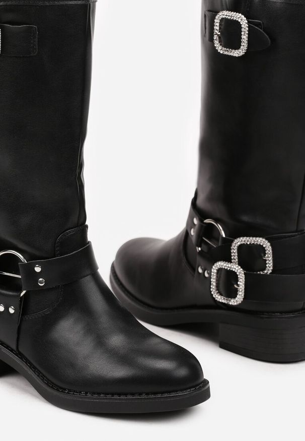 Born2be - Czarne Płaskie Botki w Stylu Biker z Cyrkoniami i Klamrami Arklena. Zapięcie: klamry. Kolor: czarny. Materiał: skóra. Wzór: aplikacja. Sezon: jesień, zima. Styl: rockowy, elegancki