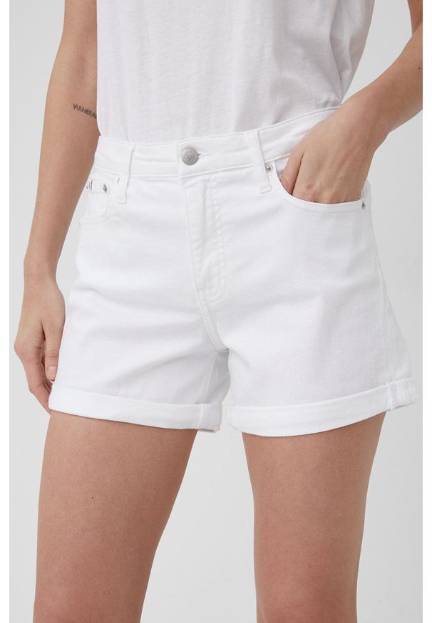 Calvin Klein Jeans szorty damskie kolor biały gładkie high waist. Okazja: na co dzień. Stan: podwyższony. Kolor: biały. Materiał: tkanina. Wzór: gładki. Styl: casual