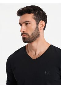 Ombre Clothing - Longsleeve męski V-neck SLIM FIT z elastanem i printem – czarny V1 OM-LSBC-0123 - XXL. Okazja: na co dzień. Typ kołnierza: dekolt w serek. Kolor: czarny. Materiał: elastan. Długość rękawa: długi rękaw. Wzór: nadruk. Styl: klasyczny, casual