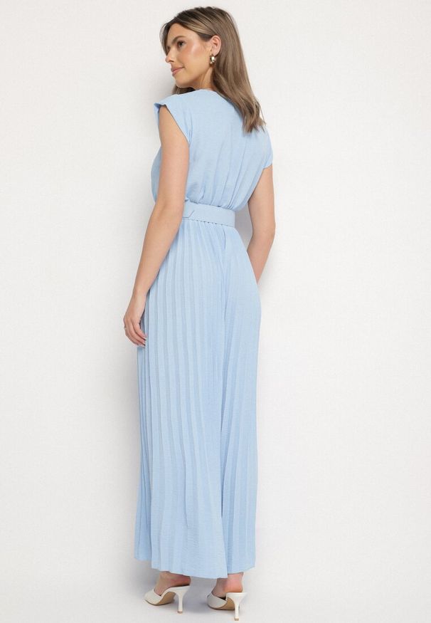 Born2be - Jasnoniebieski Kombinezon o Kopertowym Kroju z Plisami i Paskiem w Talii Salivania. Okazja: na wesele, na studniówkę, na imprezę, na ślub cywilny. Kolor: niebieski. Styl: elegancki, klasyczny