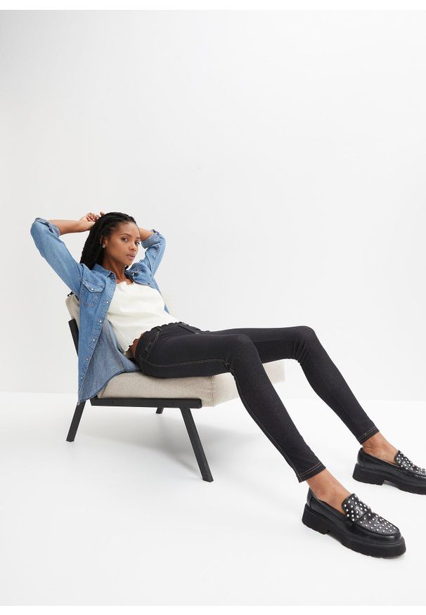 bonprix - Legginsy o wyglądzie dżinsów. Kolor: czarny