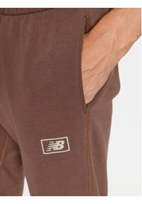 New Balance Spodnie dresowe NB Essentials Sweatpant MP33509 Brązowy Regular Fit. Kolor: brązowy. Materiał: syntetyk #4