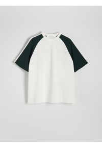 Reserved - T-shirt oversize z raglanowym rękawem - złamana biel. Materiał: bawełna, dzianina. Długość rękawa: raglanowy rękaw