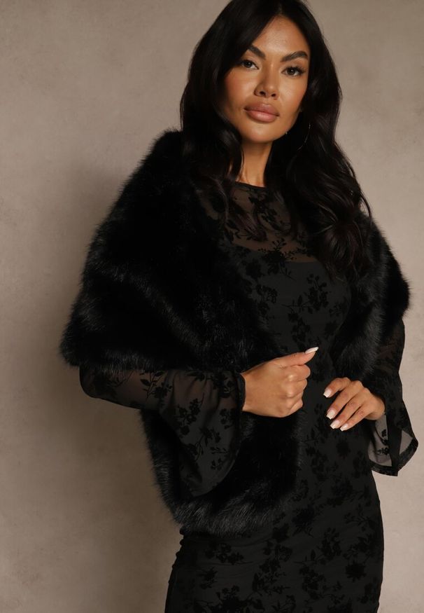 Renee - Czarne Futerkowe Ponczo Szal Typu Etola Aezney. Okazja: na imprezę. Kolor: czarny. Materiał: satyna. Styl: elegancki, wizytowy