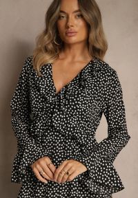 Renee - Czarna Sukienka VICES o Rozkloszowanym Fasonie z Falbankami Nevite. Okazja: na co dzień. Typ kołnierza: kołnierz z falbankami. Kolor: czarny. Długość rękawa: długi rękaw. Typ sukienki: proste. Styl: elegancki, casual, klasyczny #2