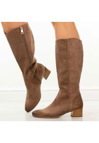 J.Brązowe zamszowe kozaki damskie na obcasie Vinceza 58637. Kolor: brązowy. Materiał: zamsz. Szerokość cholewki: normalna. Wzór: ażurowy. Sezon: wiosna, lato, jesień. Obcas: na obcasie. Styl: klasyczny, elegancki. Wysokość obcasa: średni #1