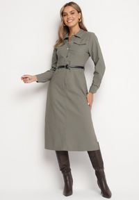 Born2be - Ciemnoszara Sukienka o Koszulowym Kroju z Dodatkowym Paskiem i Rozcięciami u Dołu Arinnis. Okazja: na spacer, na co dzień. Kolor: szary. Długość rękawa: długi rękaw. Typ sukienki: koszulowe. Styl: casual, klasyczny #1